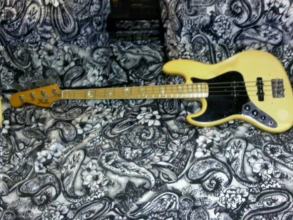 1975 FENDER JAZZ BASS.jpg