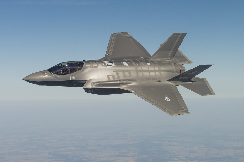 RNoAF-F-35-maneuvering.jpg